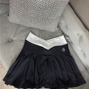 NWT PcheeBum Black and White Pleated Skort